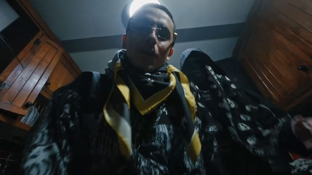 Timothée Chalamet w okularach przeciwsłonecznych i EsDeeKid w kapturze, kadr z teledysku do utworu Timothée Chalamet 4 Raws Remix.