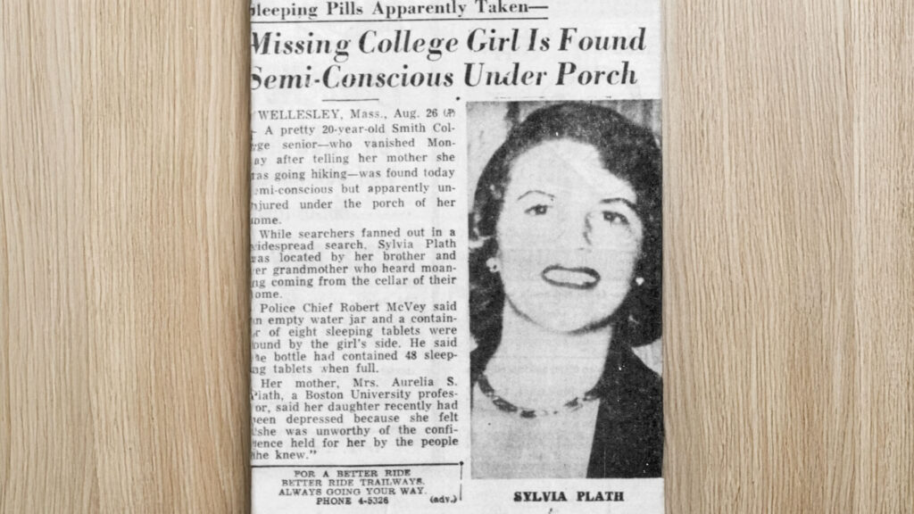 Wycinek z amerykańskiej gazety z nagłówkiem „Missing College Girl Is Found Semi-Conscious Under Porch” oraz zdjęciem młodej Sylvii Plath.