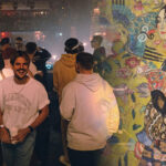 Kolaż łączący zdjęcie grupy ludzi w klubie lub na koncercie z fragmentem obrazu Gustava Klimta "Dama z wachlarzem".