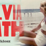 Grafika z dużym czerwonym napisem SYLVIA PLATH i mniejszym czarnym tytułem "Szklany klosz". W tle zdjęcie pisarki siedzącej na plaży.
